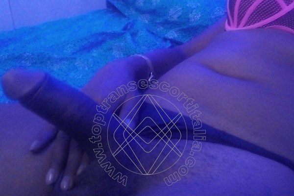 Foto selfie hot 6 di Jennifer Lopez transexescort Legnano