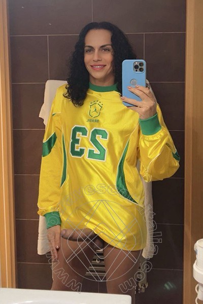 Foto selfie hot 1 di Samantha Dumont transexescort Riccione